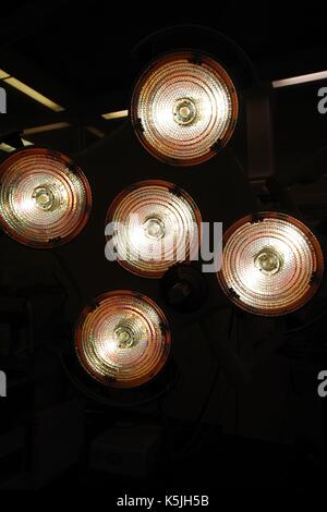 Feux chirurgicale dans un hôpital britannique moderne d'opération. UK, 2017. Banque D'Images