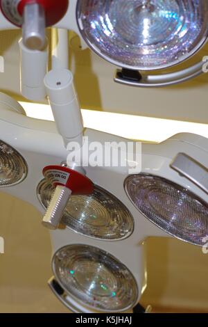 Feux chirurgicale dans un hôpital britannique moderne d'opération. UK, 2017. Banque D'Images