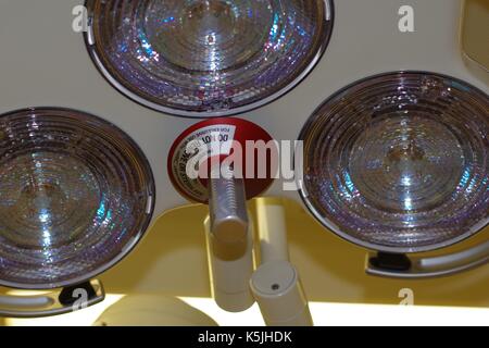 Feux chirurgicale dans un hôpital britannique moderne d'opération. UK, 2017. Banque D'Images