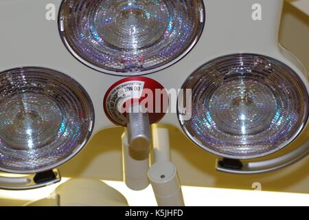 Feux chirurgicale dans un hôpital britannique moderne d'opération. UK, 2017. Banque D'Images