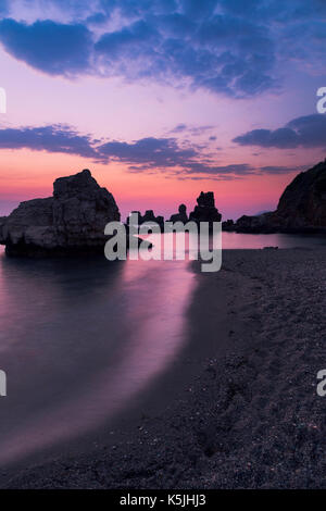 Un beau lever de soleil de l'atmosphère et l'une des plus belles plages du sud-est de Pelion, Grèce ! Banque D'Images