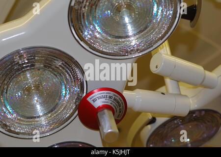 Feux chirurgicale dans un hôpital britannique moderne d'opération. UK, 2017. Banque D'Images