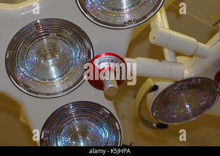 Feux chirurgicale dans un hôpital britannique moderne d'opération. UK, 2017. Banque D'Images