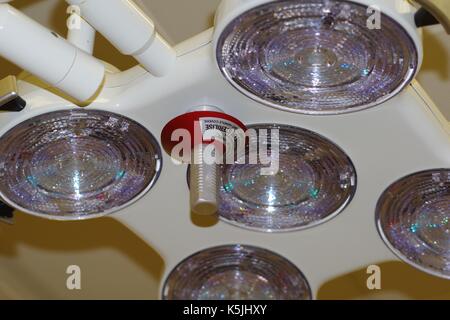 Feux chirurgicale dans un hôpital britannique moderne d'opération. UK, 2017. Banque D'Images