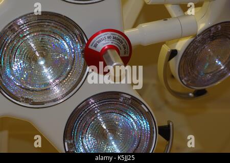 Feux chirurgicale dans un hôpital britannique moderne d'opération. UK, 2017. Banque D'Images