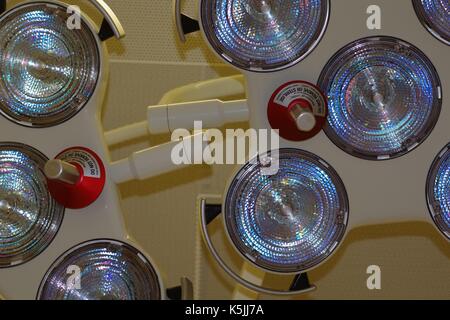 Feux chirurgicale dans un hôpital britannique moderne d'opération. UK, 2017. Banque D'Images