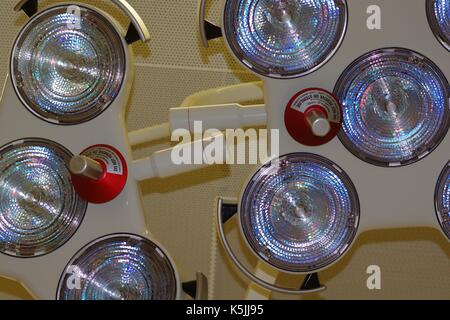Feux chirurgicale dans un hôpital britannique moderne d'opération. UK, 2017. Banque D'Images