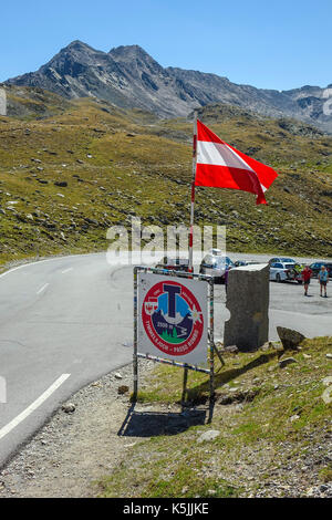 Drapeau autrichien signe amd, col Timmelsjoch, Autriche Italie border Banque D'Images