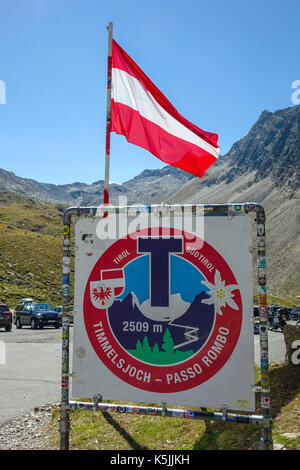 Drapeau autrichien signe amd, col Timmelsjoch, Autriche Italie border Banque D'Images