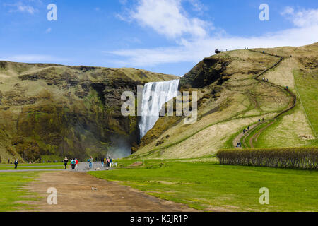 Une cascade Skógafoss est situé sur la rivière Skógá dans le sud de l'Islande à la falaise de l'ancienne côte. Banque D'Images