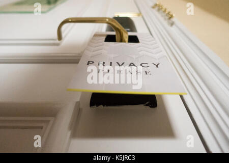 Close up of privacy sign montrant la confidentialité, veuillez à l'extérieur d'une porte de l'hôtel à la chaîne bien connue d'hôtels Hôtel Marriot, Egland, UK Banque D'Images