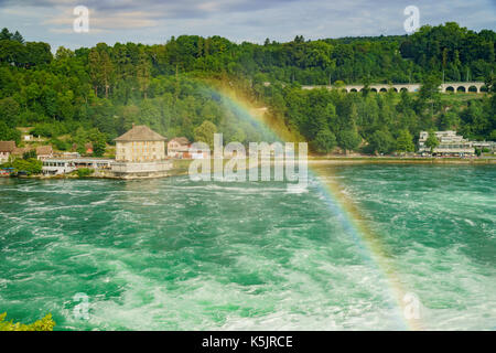 La plus grande cascade - les chutes du Rhin avec l'arc-en-ciel en Europe, Zurich, Suisse Banque D'Images