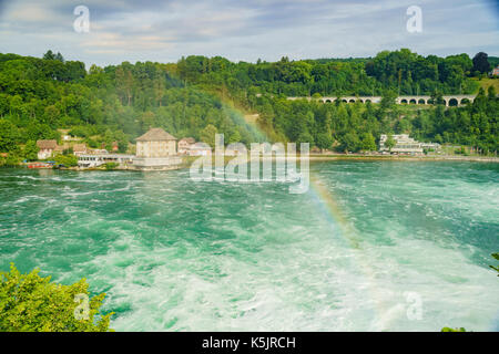 La plus grande cascade - les chutes du Rhin avec l'arc-en-ciel en Europe, Zurich, Suisse Banque D'Images