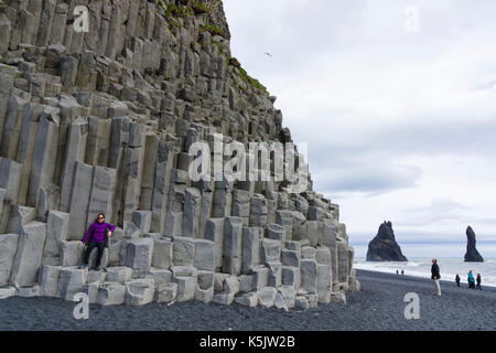 Colonnes de basalte et Reynisdrangar Lava Seastacks à la plage de sable noir de Reynisfjara en Islande Banque D'Images