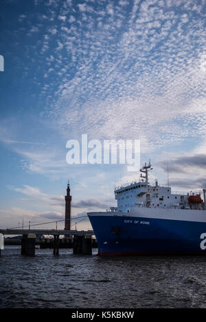 Navire de transport de voiture, Ville de Rome, amarré à l'extérieur de Grimsby, Royaume-Uni Dock Royal Banque D'Images