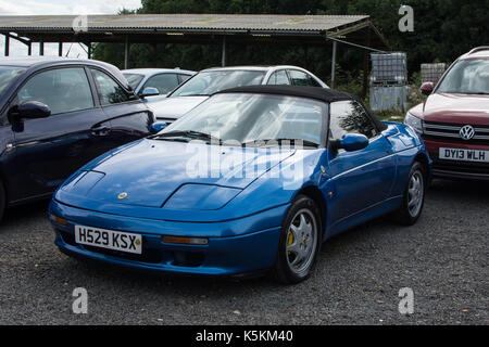 Classic Old soft top sport car Lotus Elan M100 sport vitesse rapide classique sportif look ancien style vue parqué bleu pacifique aspect maigre Banque D'Images