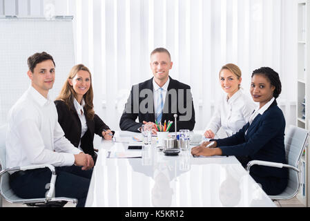 Heureux homme et femme d'affaires participant à séminaire Banque D'Images