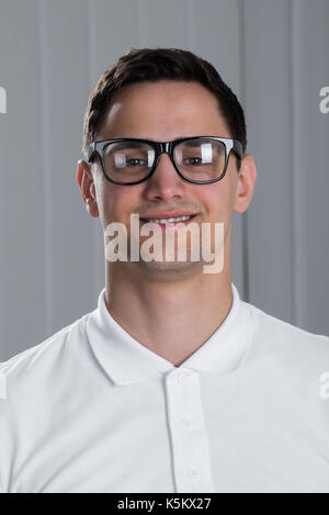 Portrait of Young Man Wearing Eyeglasses Banque D'Images
