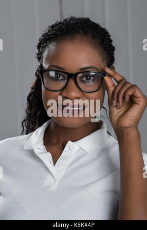 Portrait Of Beautiful Happy Woman Wearing Spectacles Banque D'Images