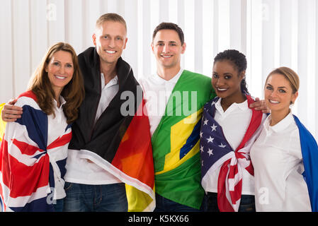 Groupe de personnes avec des drapeaux patriotiques heureux de différents pays Banque D'Images