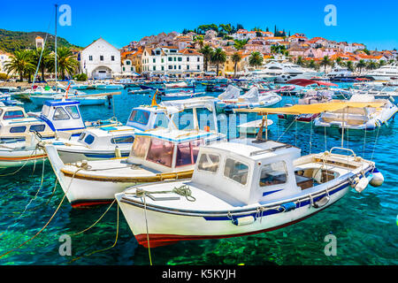 Vue mer à en paysage méditerranéen dans la ville de Hvar, Croatie l'été. Banque D'Images