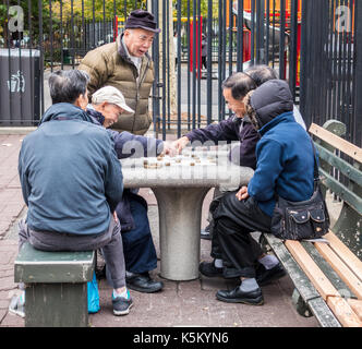 La ville de New York, New York - nov 5, 2014 : les hommes jouer mahjong dans Chinatown park Banque D'Images