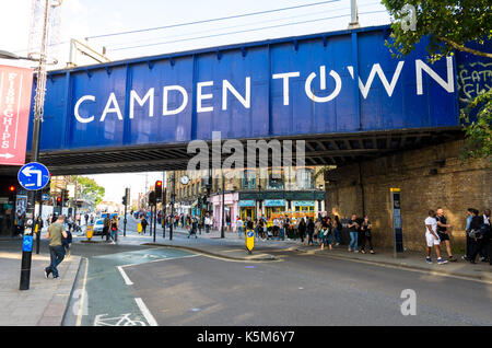 Un pont ferroviaire sur Chalk Farm Road, à Camden Town, à Londres. Banque D'Images