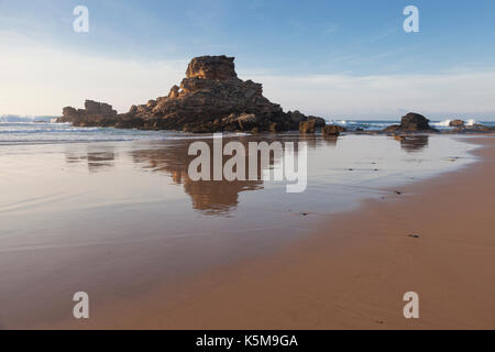 Vila do Bispo, Portugal : les piles de la mer robuste à Praia do castelejo au coucher du soleil dans le sud-ouest de l'Alentejo et le parc naturel de la Côte Vicentine. Banque D'Images