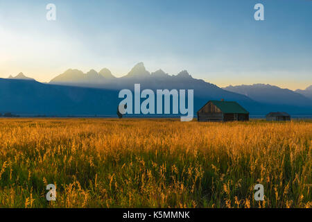Une partie de la T. A. Moulton barn au coucher du soleil avec la gamme Grand Teton dans l'arrière-plan à l'intérieur du Parc National de Grand Teton, Wyoming, United States (USA) Banque D'Images