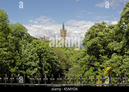 L'université de Glasgow Kelvingrove Park road dunbarton arbres dans le West end avec un coucher de soleil sur la tour de l'horloge ciel bleu Banque D'Images