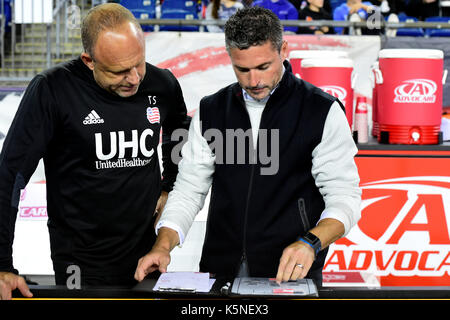 Foxborough, Massachusetts 9 Sep 2017. New England Revolution entraîneur en chef Jay Heaps (droite) Commentaires son agenda avec l'entraîneur adjoint, Tom Soehn avant le match entre la MLS Impact de Montréal et le New England Revolution tenue au Stade Gillette à Foxborough dans le Massachusetts. Défaite 1-0 de l'impact de la révolution. Eric Canha/CSM/Alamy Live News Banque D'Images