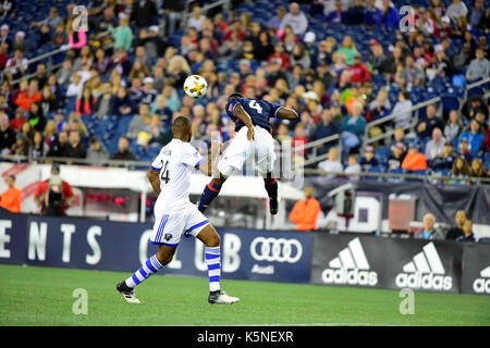 Foxborough, Massachusetts 9 Sep 2017. New England Revolution Benjamin Brou Angoua défenseur (4) est à la tête de la balle pendant le jeu entre la MLS Impact de Montréal et le New England Revolution tenue au Stade Gillette à Foxborough dans le Massachusetts. Défaite 1-0 de l'impact de la révolution. Eric Canha/CSM/Alamy Live News Banque D'Images