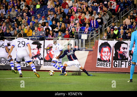 Foxborough, Massachusetts 9 Sep 2017. New England Revolution terrain Lee Nguyen (24) L'Impact de Montréal batailles defender Chris Duvall (18) pour la balle durant le match entre MLS l'Impact de Montréal et le New England Revolution tenue au Stade Gillette à Foxborough dans le Massachusetts. Défaite 1-0 de l'impact de la révolution. Eric Canha/CSM/Alamy Live News Banque D'Images