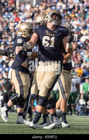 Annapolis, Maryland, USA. Sep 9, 2017. Attaquer la marine ANDREW WOOD (61) célèbre la récupération du fumble en fin de zone pour marquer un touché au cours de la partie tenue à l'Navy-Marine Corps Memorial Stadium, Annapolis, Maryland. Credit : Amy Sanderson/ZUMA/Alamy Fil Live News Banque D'Images