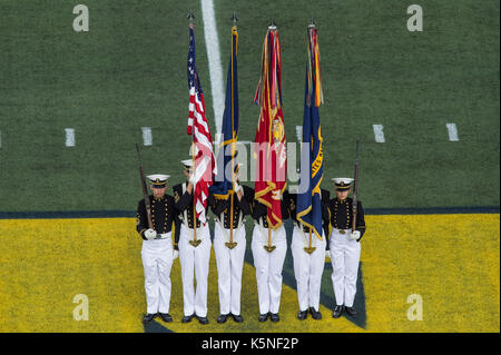 Annapolis, Maryland, USA. Sep 9, 2017. Les aspirants de marine prendre le champ avant que la partie tenue à l'Navy-Marine Corps Memorial Stadium, Annapolis, Maryland. Credit : Amy Sanderson/ZUMA/Alamy Fil Live News Banque D'Images