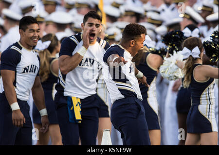 Annapolis, Maryland, USA. Sep 9, 2017. Cheerleaders marine dance au cours de la partie tenue à l'Navy-Marine Corps Memorial Stadium, Annapolis, Maryland. Credit : Amy Sanderson/ZUMA/Alamy Fil Live News Banque D'Images