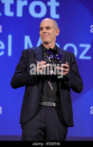 VENISE, ITALIE - SEPTEMBRE 09 : Samuel Maoz reçoit le Lion d'argent - Grand Prix du jury pour 'Foxtrot' lors de la cérémonie de remise du 74e Festival du film de Venise à Sala Grande le 9 septembre 2017 à Venise, Italie. Banque D'Images