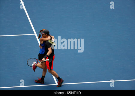 New York, USA. Sep 9, 2017. Martina Hingis (l) de la Suisse et Jamie Murray de Grande-Bretagne célébrer après avoir battu hao-ching chan, de Taipei chinois et Michael Vénus de la Nouvelle-Zélande au cours de la finale du match à l'US Open 2017 à New York, aux États-Unis, sept. 9, 2017. Martina Hingis et Jamie Murray a gagné 2-1 à revendiquer le titre. crédit : qin lang/Xinhua/Alamy live news Banque D'Images