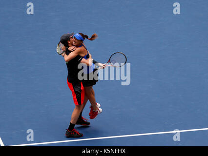 New York, USA. Sep 9, 2017. Martina Hingis (r) de la Suisse et Jamie Murray de Grande-Bretagne célébrer après avoir battu hao-ching chan, de Taipei chinois et Michael Vénus de la Nouvelle-Zélande au cours de la finale du match à l'US Open 2017 à New York, aux États-Unis, sept. 9, 2017. Martina Hingis et Jamie Murray a gagné 2-1 à revendiquer le titre. crédit : qin lang/Xinhua/Alamy live news Banque D'Images