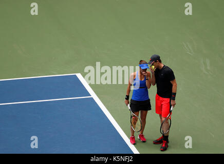 New York, USA. Sep 9, 2017. Martina Hingis (l) de la Suisse parle à Jamie Murray de Grande-Bretagne lors de la finale du match contre hao-ching chan, de Taipei chinois et Michael Vénus de la Nouvelle-Zélande à l'US Open 2017 à New York, aux États-Unis, sept. 9, 2017. Martina Hingis et Jamie Murray a gagné 2-1 à revendiquer le titre. crédit : qin lang/Xinhua/Alamy live news Banque D'Images