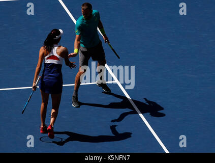 New York, USA. Sep 9, 2017. hao-ching chan (l), du Taipei chinois et Michael Vénus de la Nouvelle-Zélande contre la concurrence de la SUISSE Martina Hingis et Jamie Murray de Grande-Bretagne lors de la finale du match à l'US Open 2017 à New York, aux États-Unis, sept. 9, 2017. Martina Hingis et Jamie Murray a gagné 2-1 à revendiquer le titre. crédit : qin lang/Xinhua/Alamy live news Banque D'Images