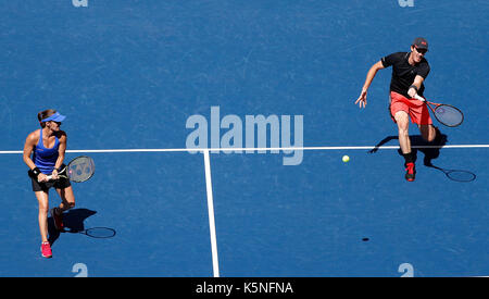 New York, USA. Sep 9, 2017. Martina Hingis (l) de la Suisse et Jamie Murray de Grande-Bretagne en concurrence contre hao-ching chan, de Taipei chinois et Michael Vénus de la Nouvelle-Zélande au cours de la finale du match à l'US Open 2017 à New York, aux États-Unis, sept. 9, 2017. Martina Hingis et Jamie Murray a gagné 2-1 à revendiquer le titre. crédit : qin lang/Xinhua/Alamy live news Banque D'Images