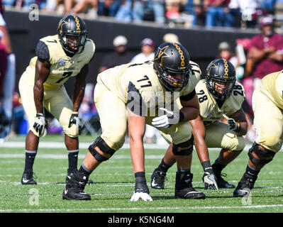 Nashville, Tennessee, USA. 2Nd Sep 2017. Vanderbilt Commodores offensive ligne Devin Cochran (77) lors d'un match entre le Texas A&M et les Bulldogs de Vanderbilt Commodores au stade Vanderbilt à Nashville, TN. Thomas McEwen/CSM/Alamy Live News Banque D'Images