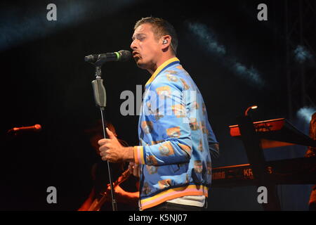 Naples, Italie. 9 septembre, 2017. Francesco gabbani, chanteuse et compositrice italienne effectue sur la scène de l'Arenile di Bagnoli à Naples,Italie Crédit : mariano montella/Alamy live news Banque D'Images