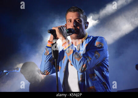 Naples, Italie. 9 septembre, 2017. Francesco gabbani, chanteuse et compositrice italienne effectue sur la scène de l'Arenile di Bagnoli à Naples,Italie Crédit : mariano montella/Alamy live news Banque D'Images