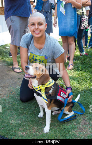 Los Angeles, Californie, USA. 9 septembre, 2017. médicaux-avocat et un orateur de motivation gabriella kasley avec son chien 'Moonbeam' à la 8e conférence annuelle d'alex aime l.a. collecteur de limonade à l'université de Californie, Los Angeles (UCLA) le 9 septembre 2017. gabriella kasley a été la lutte contre le cancer, le sarcome de Kaposi, et est un défenseur de l'éducation sur le VIH/sida et de sensibilisation. crédit : Sheri determan/Alamy live news Banque D'Images