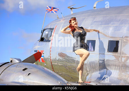 Chichester, UK. 9 septembre, 2017. chaton von mew, 37 à partir de Stratford upon Avon représenté vêtu d'habits d'époque, debout sur un 1942 douglas c53 avions dakota au Goodwood Revival, Chichester, West Sussex aujourd'hui - 9 septembre 2017 le Goodwood Revival est un festival de trois jours qui se tient chaque septembre, le circuit de Goodwood depuis 1998 pour les types de voitures de course et de moto qui aurait participé au cours de la période initiale du circuit-1948-1966. Credit : Oliver Dixon/Alamy live news Banque D'Images