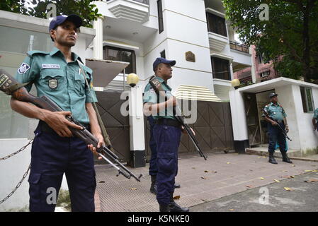 Dhaka, Bangladesh. 10 Septembre, 2017. La police bangladaise montent la garde devant l'ambassade du Myanmar à Dhaka, Bangladesh, le 10 septembre, 2017 Crédit : Mamunur Rashid/Alamy Live News Banque D'Images