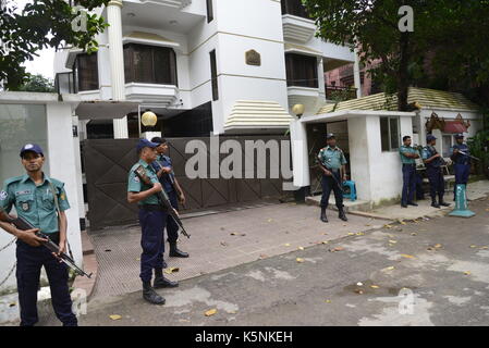 Dhaka, Bangladesh. 10 Septembre, 2017. La police bangladaise montent la garde devant l'ambassade du Myanmar à Dhaka, Bangladesh, le 10 septembre, 2017 Crédit : Mamunur Rashid/Alamy Live News Banque D'Images