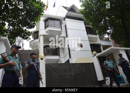 Dhaka, Bangladesh. 10 Septembre, 2017. La police bangladaise montent la garde devant l'ambassade du Myanmar à Dhaka, Bangladesh, le 10 septembre, 2017 Crédit : Mamunur Rashid/Alamy Live News Banque D'Images